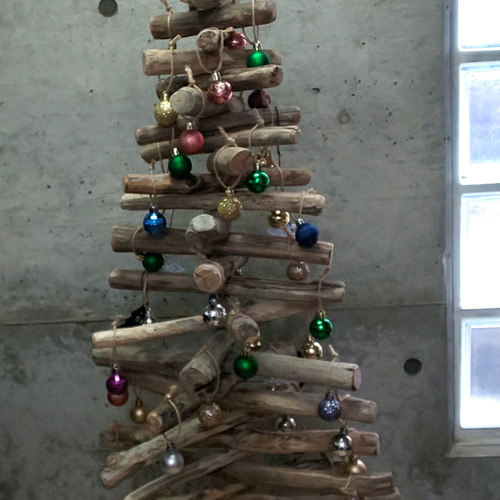 流木アート クリスマスツリー「飾り玉、ネーム付き」 立体・オブジェ