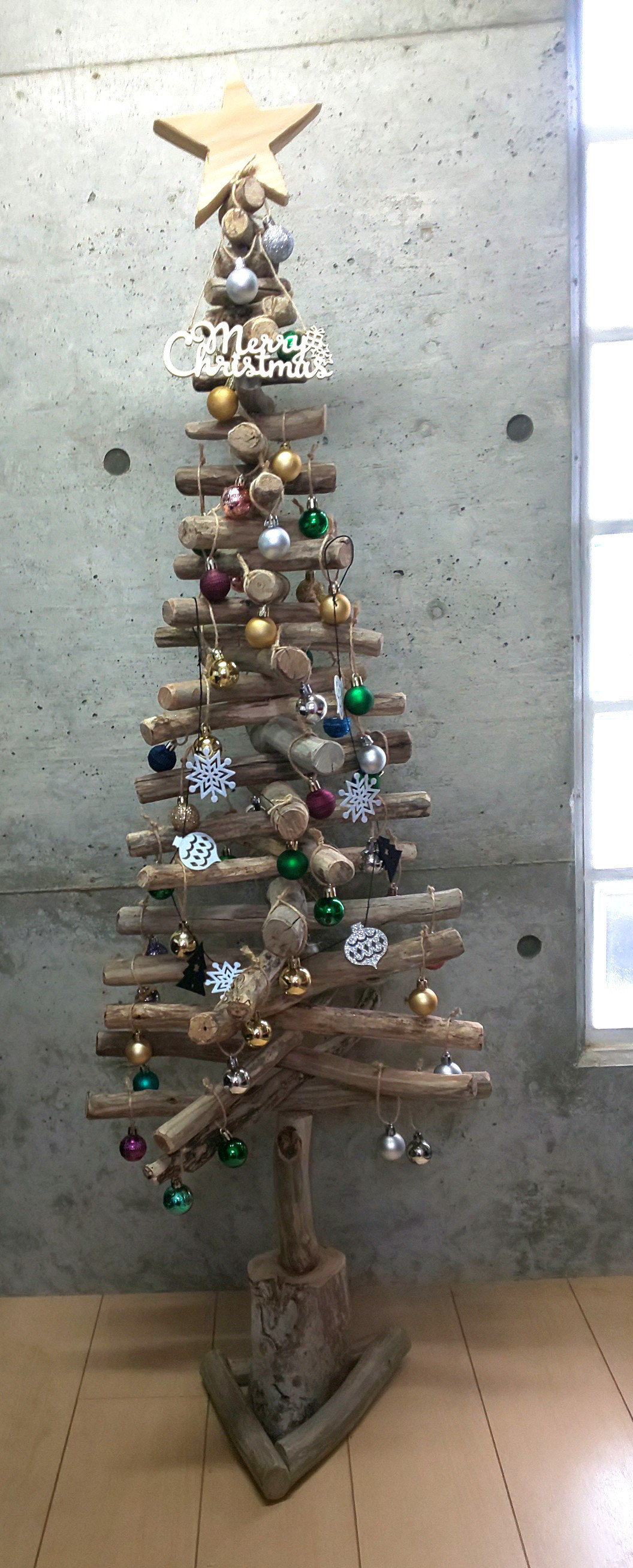流木アート     クリスマスツリー「飾り玉、ネーム付き」