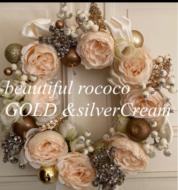 クリーム色のgoldsilverフラワーリース