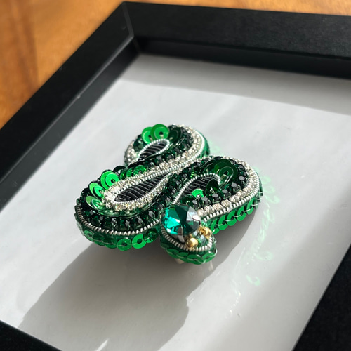 蛇のビーズ刺繍ブローチ ヘビ 干支 ブローチ achiacane