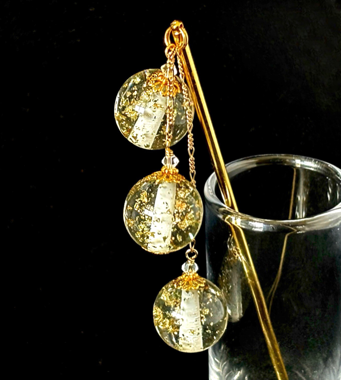 かんざし　スノードームの様な金箔調ゴールドホイールのビーズ３連　一本挿し　一本簪　透明　クリア　涼しげ　和風