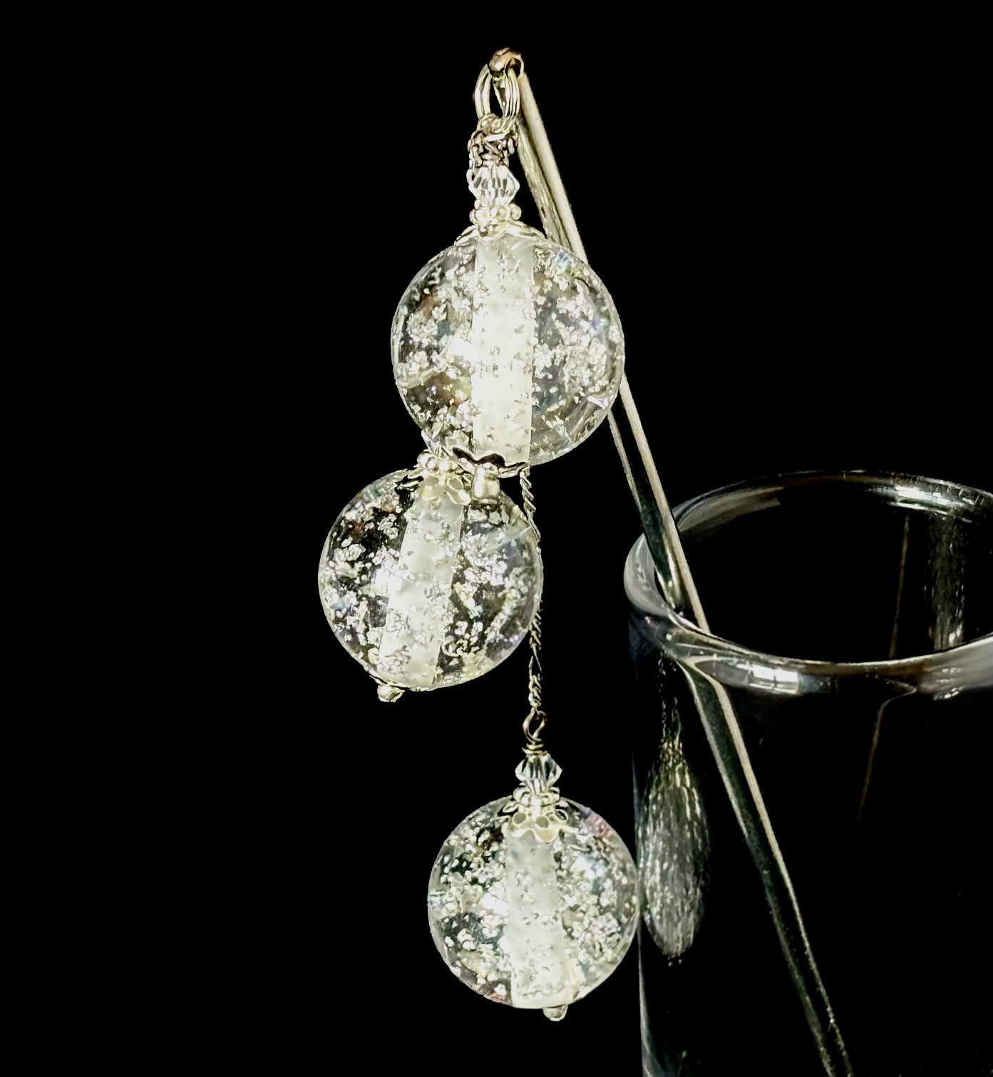 かんざし　スノードームの様な銀箔調シルバーホイールのビーズ３連　一本挿し　一本簪　透明　クリア　涼しげ　和風