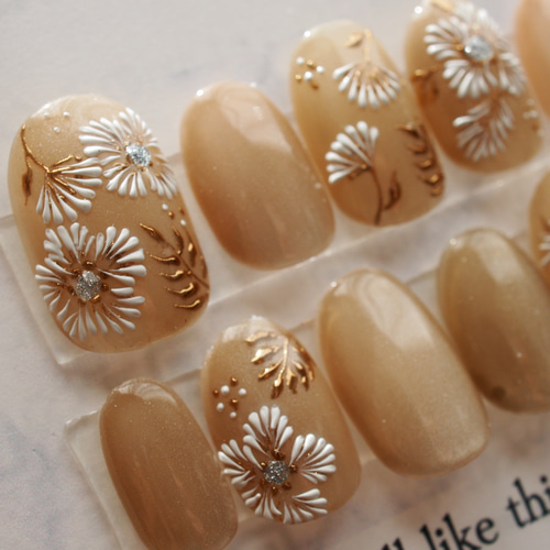 麗しベージュの刺繍ネイルチップ ベージュ 手描きフラワー ミラー