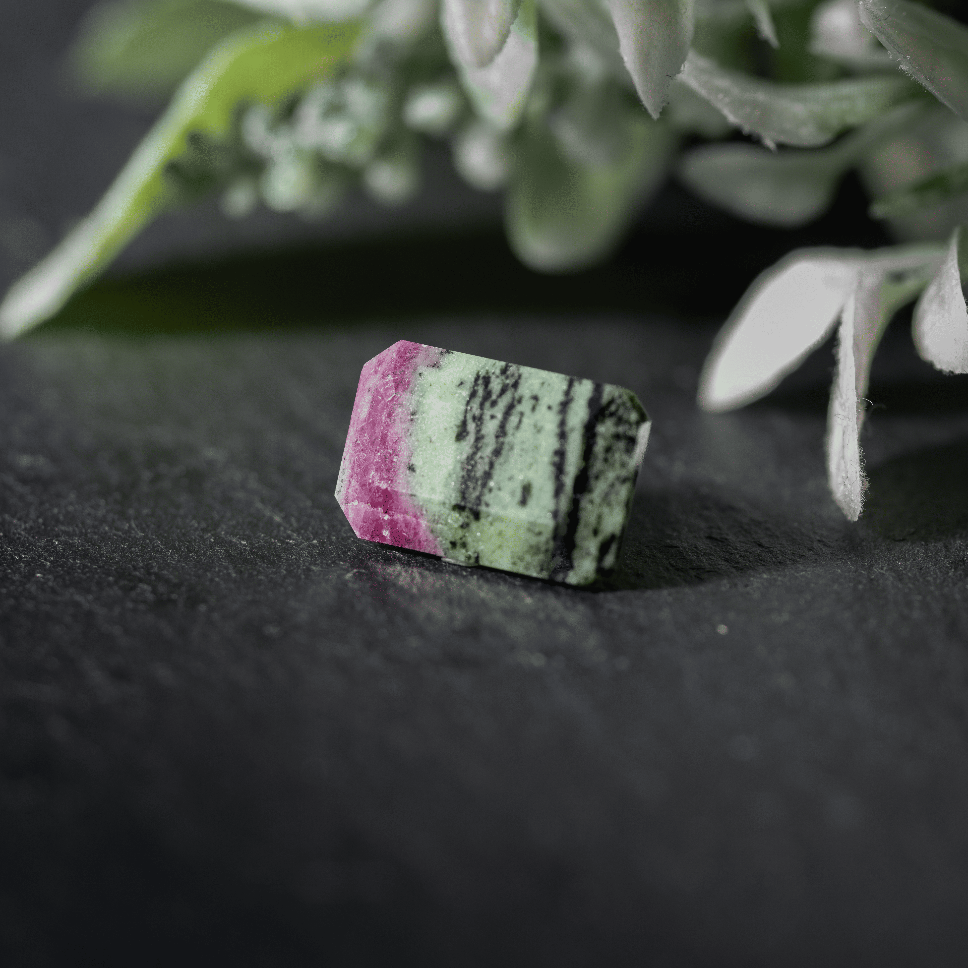 【ルビーと漆黒のゾイサイトがクール】ルビーインブラックゾイサイト 10.7ct