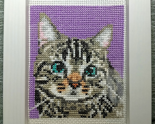 戸塚刺繍　「女の子と猫」　額入りタペストリー　【ハンドメイド作品】 猫 サバトラ クロスステッチ フレーム入り 壁掛け 卓上 【HK015