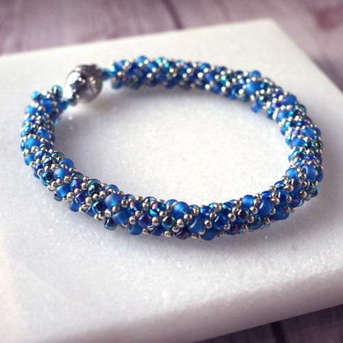 海をイメージさせる碧いビーズブレスレット ブレスレット Lazy
