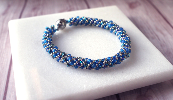 海をイメージさせる碧いビーズブレスレット ブレスレット Lazy