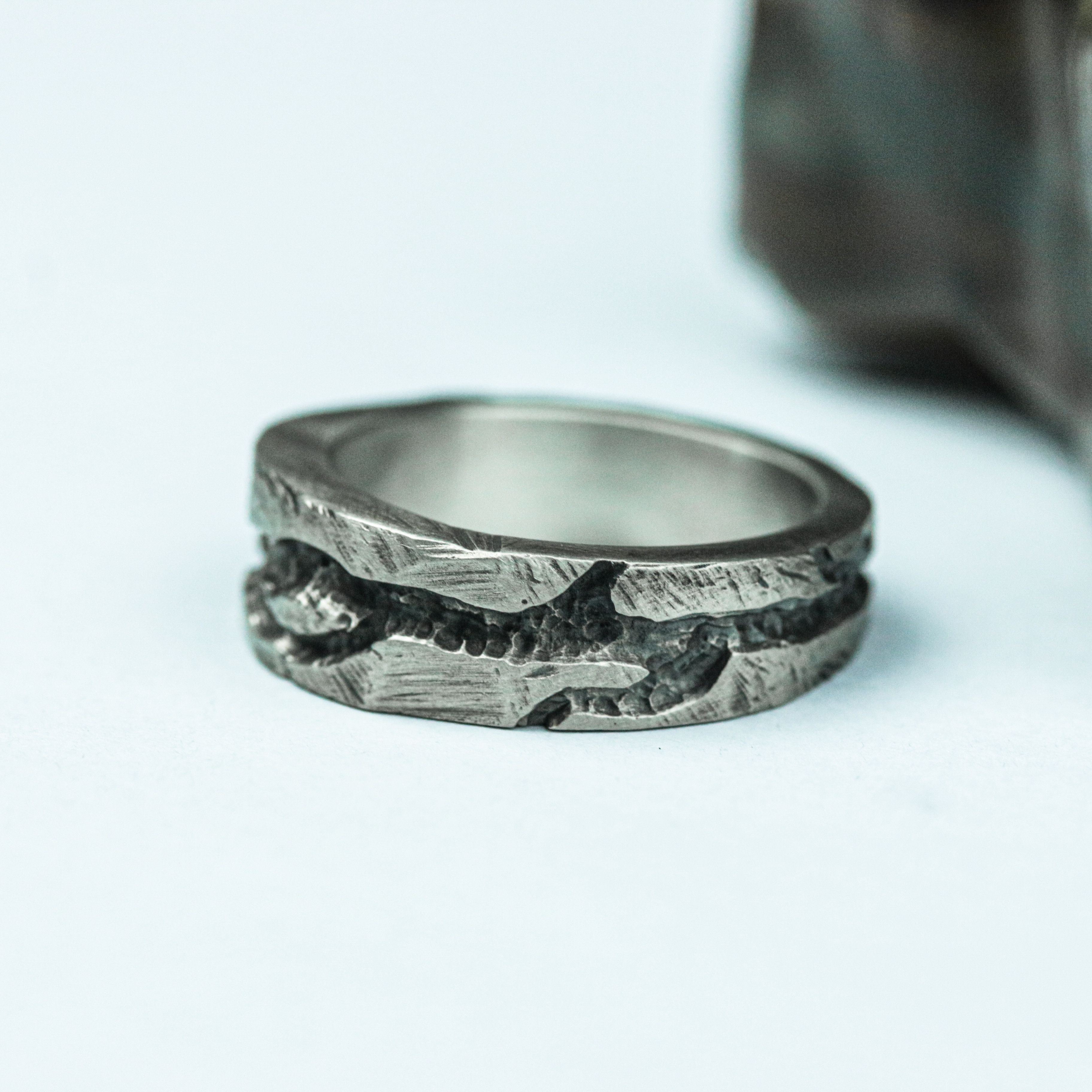 素朴な川のメンズリング、ロマンチックなスターリングシルバーの結婚指輪、山と川の自然ジャンプ手作りリング