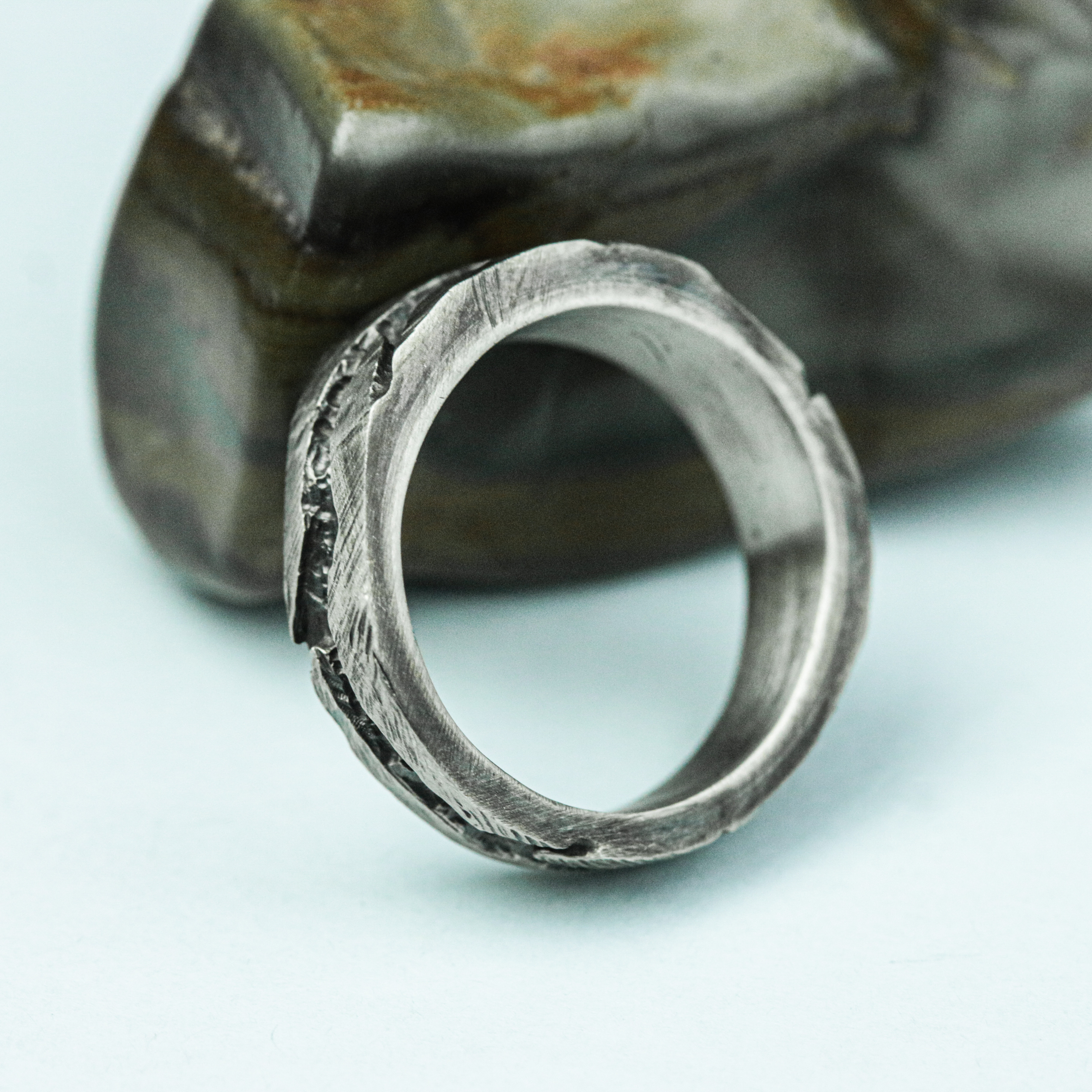 素朴な川のメンズリング、ロマンチックなスターリングシルバーの結婚指輪、山と川の自然ジャンプ手作りリング