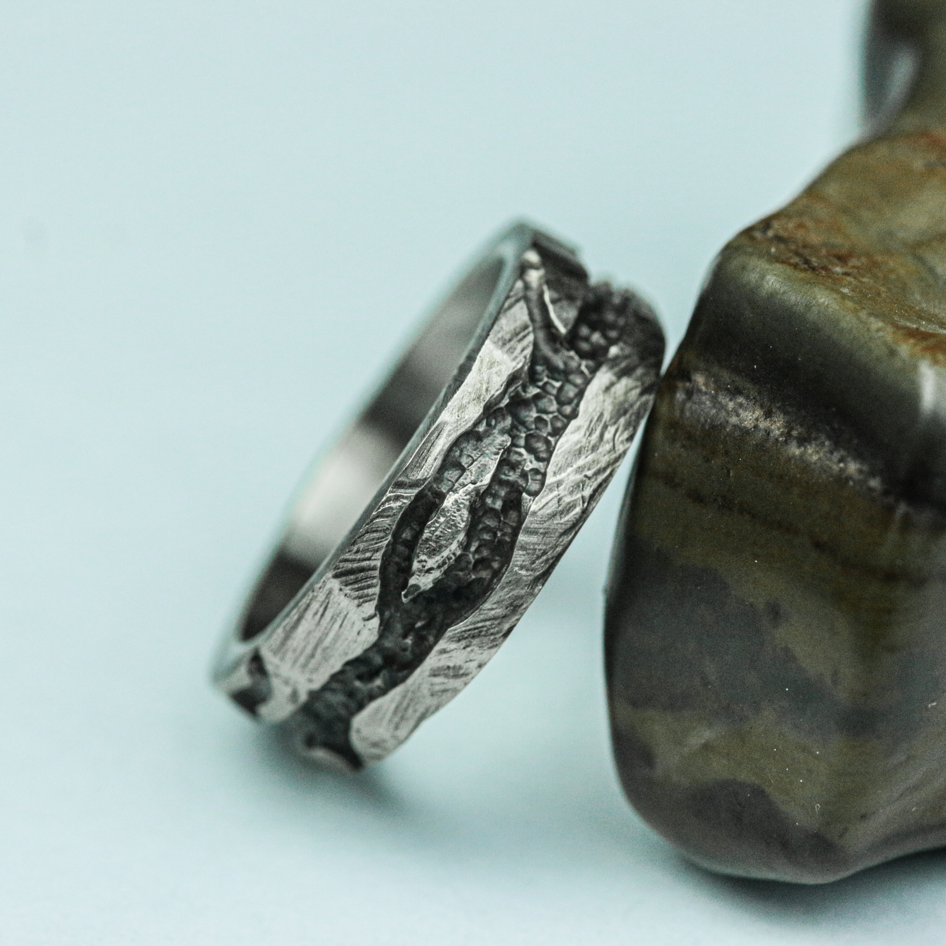 素朴な川のメンズリング、ロマンチックなスターリングシルバーの結婚指輪、山と川の自然ジャンプ手作りリング