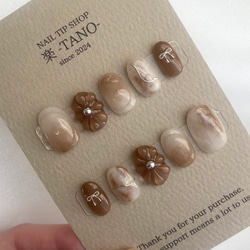 淡色ブラウン ぷっくりフラワーとモヤモヤニュアンスのぷっくりネイル