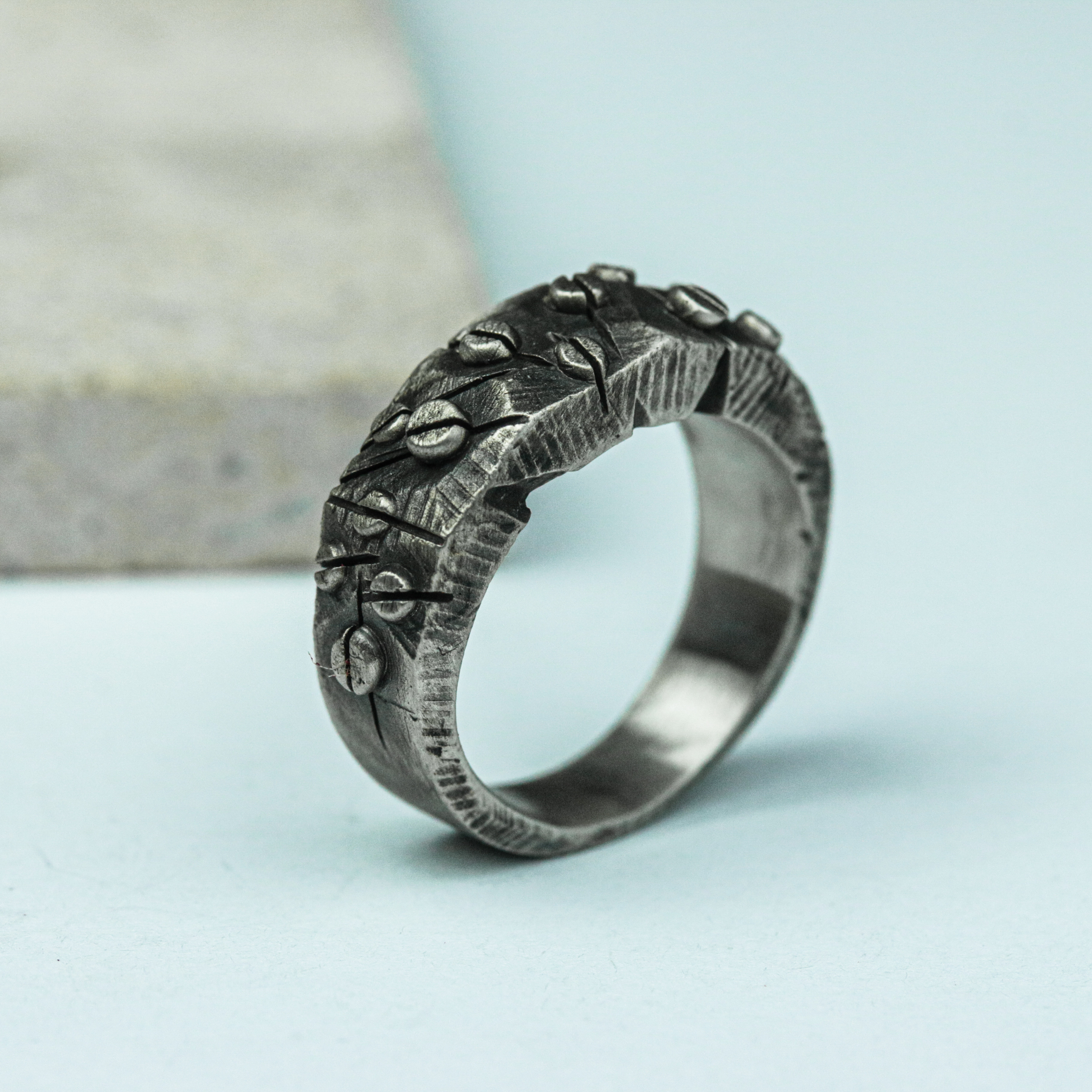 リベットカットメンズシルバーリング、メカニカルデザインメンズリング、鍛造素朴な結婚指輪