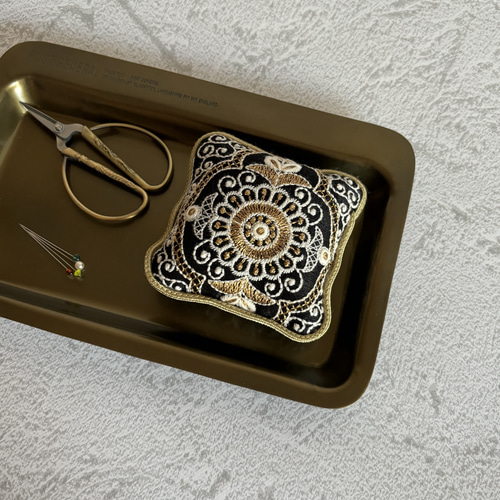 インド刺繍リボン◇ピンクッション◇針山◇ホワイト&ゴールド 糸