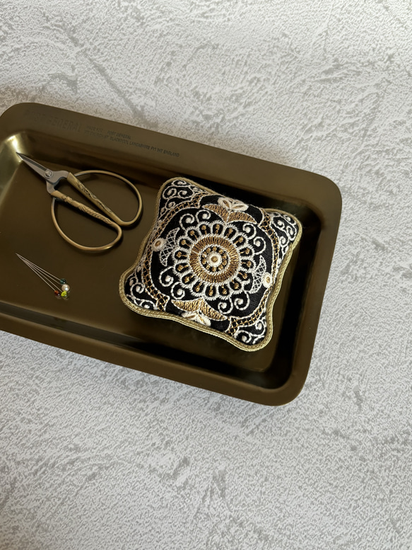 インド刺繍リボン◇ピンクッション◇針山◇ホワイト&ゴールド 糸