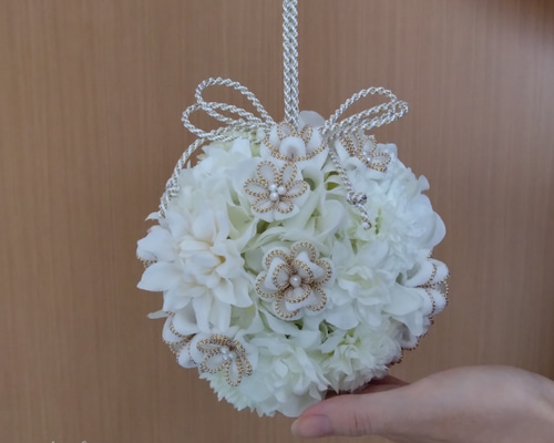 和装 アーティフィシャルフラワーとつまみ細工の白いボールブーケ