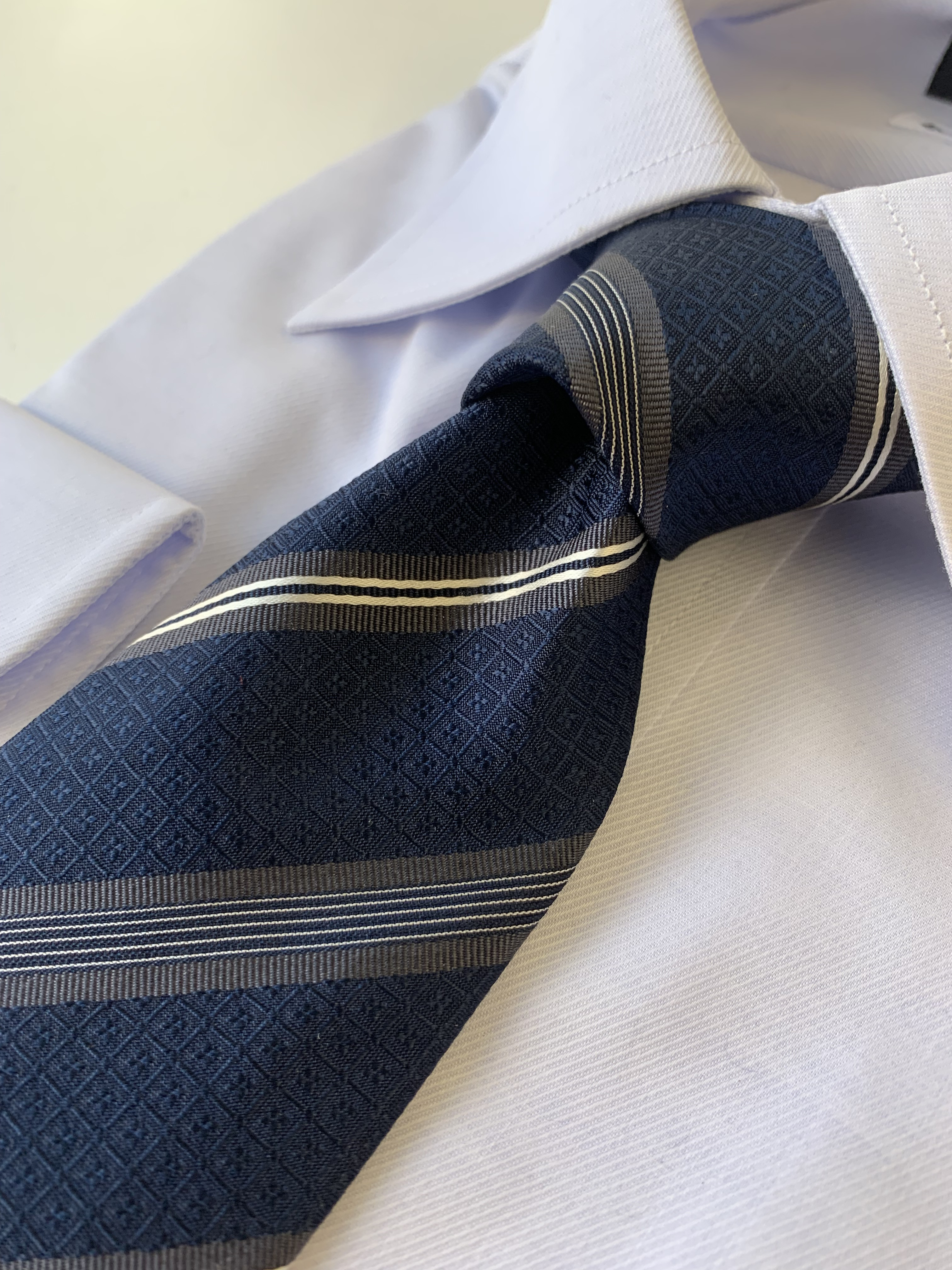 ネクタイ　シルク　花地紋ストライプ　ネイビー