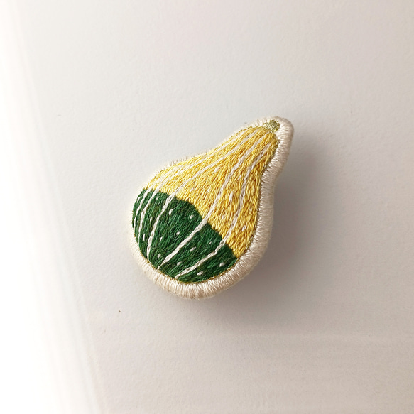 ペポカボチャの刺繍ブローチ 3枚目の画像