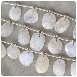 ∴天然石ビーズ∵ レインボームーンストーン フリーフォーム両面カット