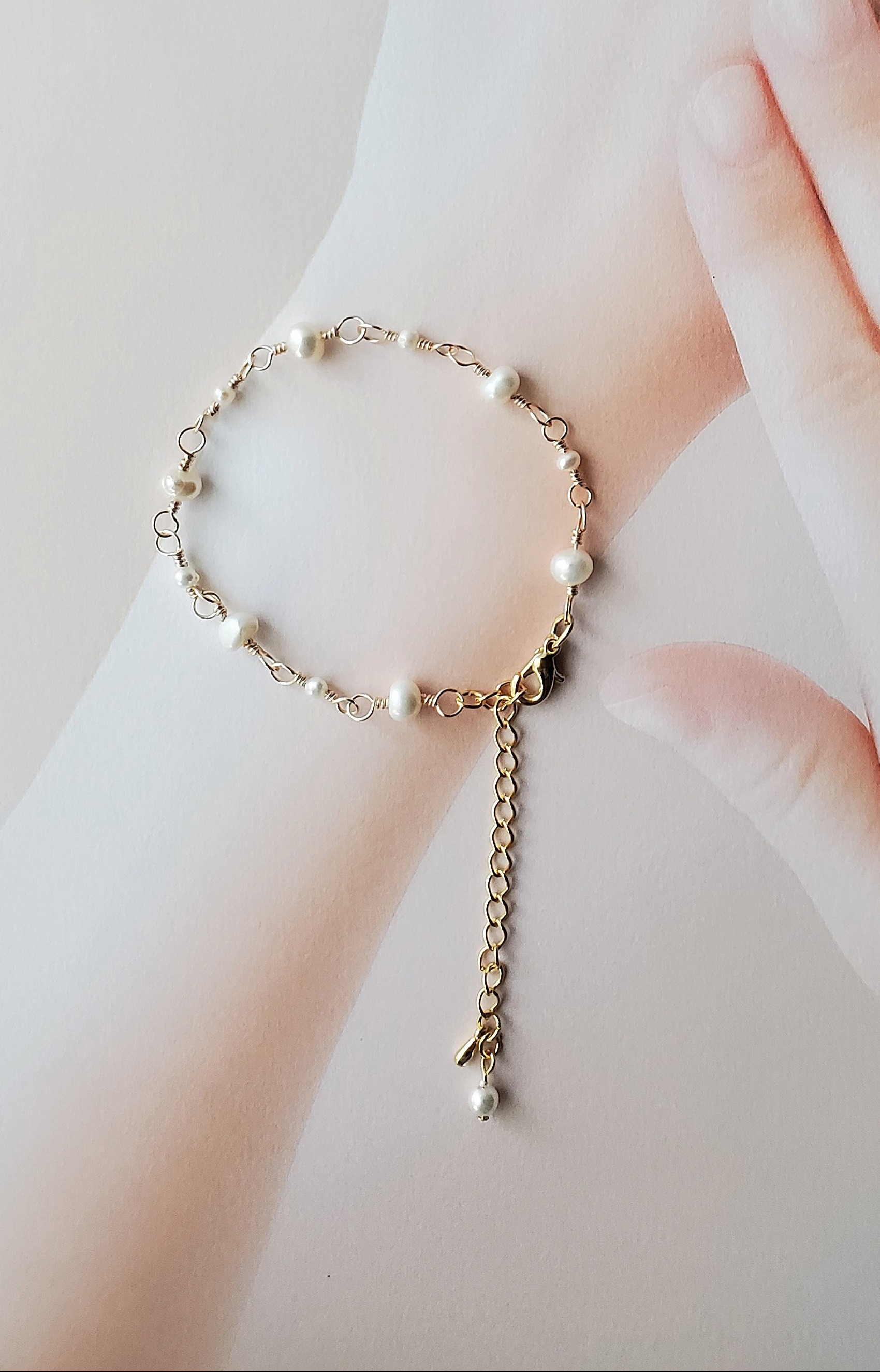 手元を優しい魅力で彩る☆上品でシンプルな淡水パールのブレスレット☆6月誕生石