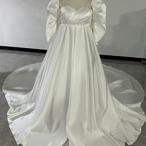 人気上昇！ オフホワイト ウエディングドレス ふっくら柔らかなバック  