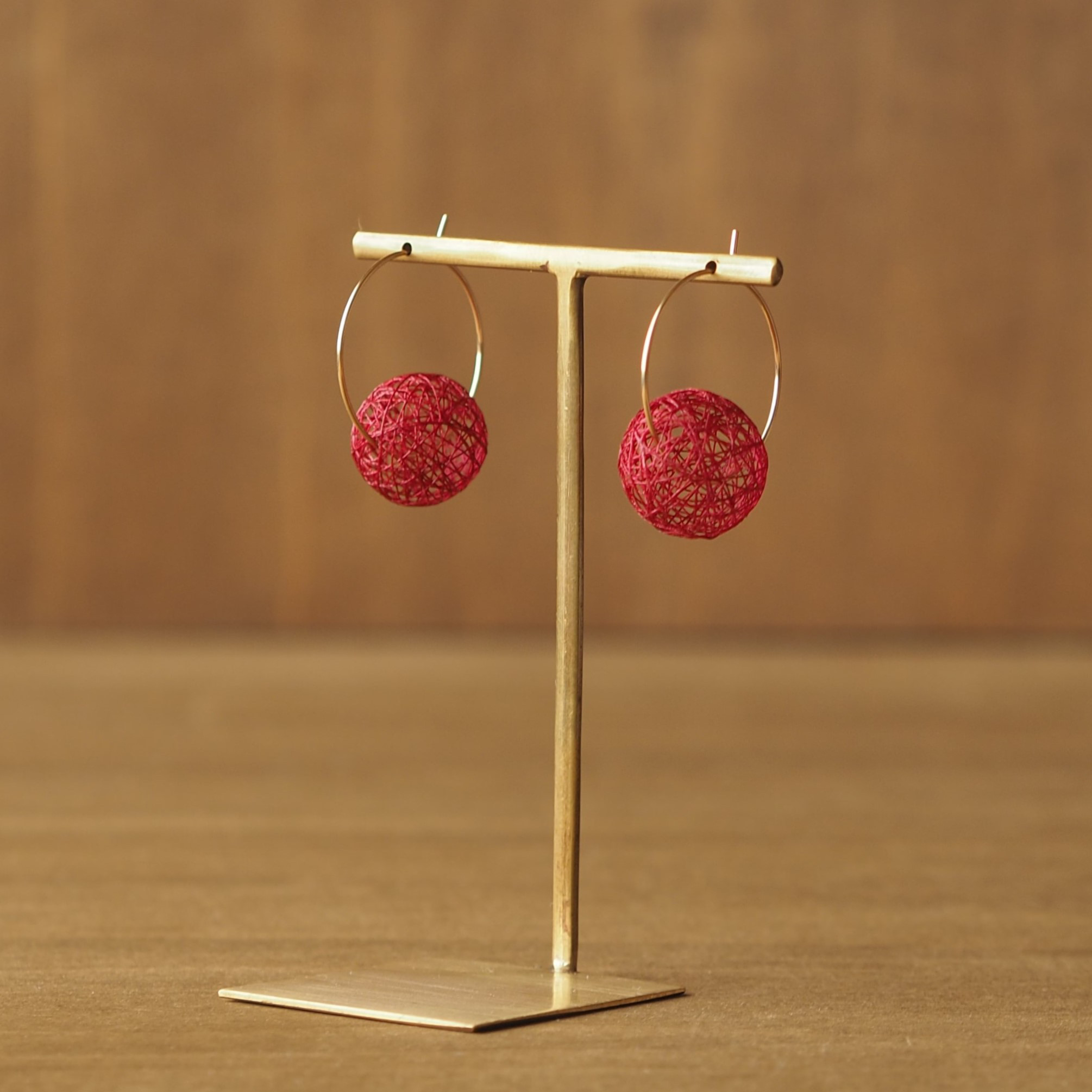 真っ赤な冬の糸玉フープピアス【冬限定】