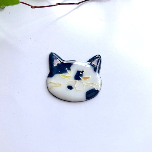 ぶち猫・顔ブローチ （ 七宝焼 ブチ猫 顔 ガラス ）2 ブローチ まめ