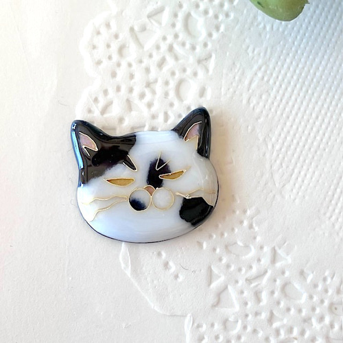 ぶち猫・顔ブローチ （ 七宝焼 ブチ猫 顔 ガラス ）2 ブローチ まめ