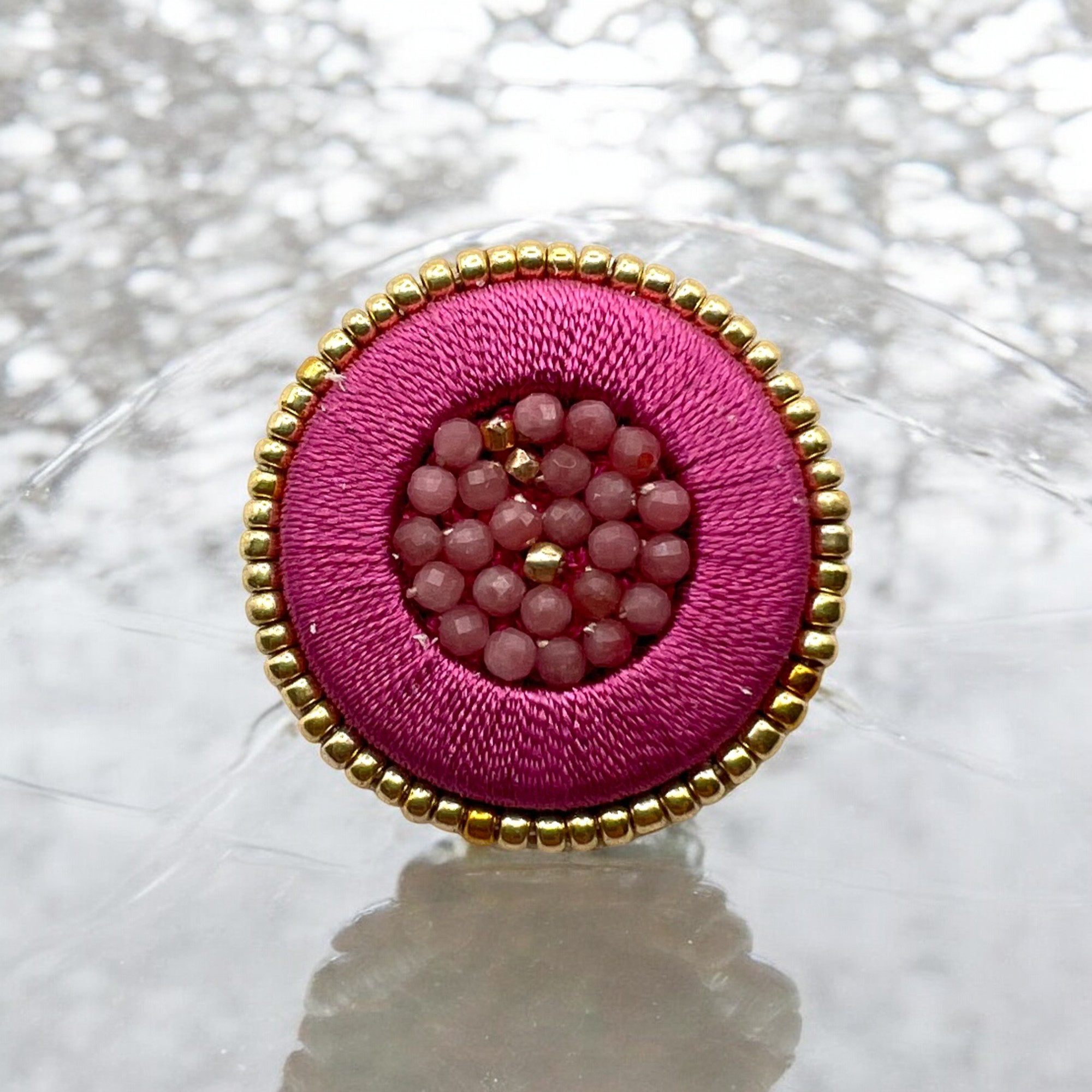 大人のピンクオパール刺繍ブローチ(ゴールド)　l-bdab026bro　★アートアクセサリー★