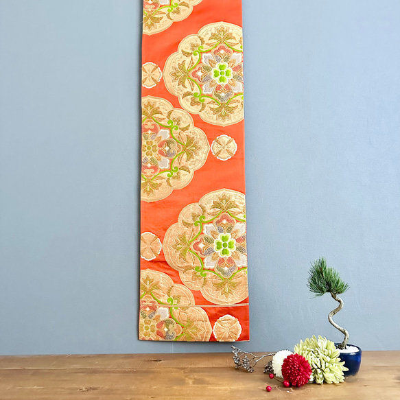 帯のタペストリー 輝くオレンジに虹色の花 帯 リメイク インテリア