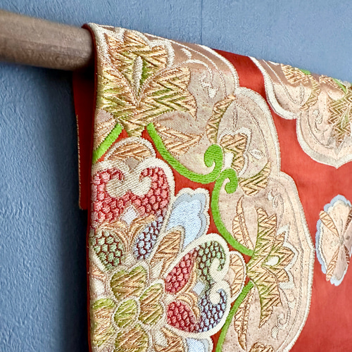 帯のタペストリー 輝くオレンジに虹色の花 帯 リメイク インテリア