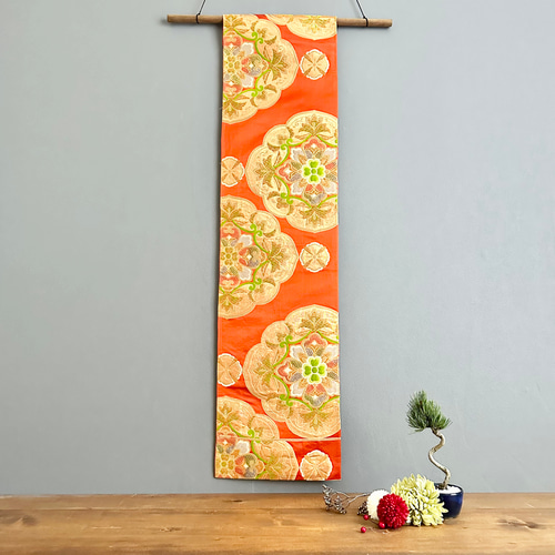 帯のタペストリー 輝くオレンジに虹色の花 帯 リメイク インテリア
