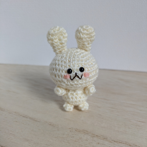 あみぐるみ うさぎさん 白 べにほっぺ キーホルダー ハンドメイド