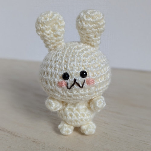 あみぐるみ うさぎさん 白 べにほっぺ キーホルダー ハンドメイド