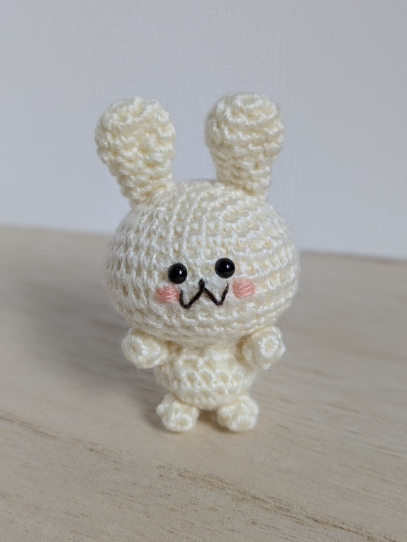 あみぐるみ うさぎさん 白 べにほっぺ キーホルダー ハンドメイド