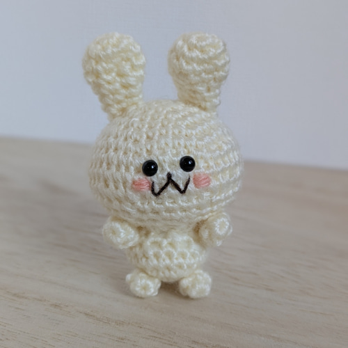 あみぐるみ うさぎさん 白 べにほっぺ キーホルダー ハンドメイド