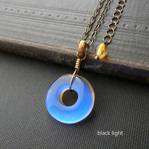 天然琥珀＞ ブルーアンバー ドーナツ 22mm 青の琥珀のペンダント