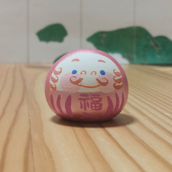 【青い目のだるま】【送料込み】　パールマゼンタ色　達磨　小さい　置き物　縁起物　お正月 1枚目の画像