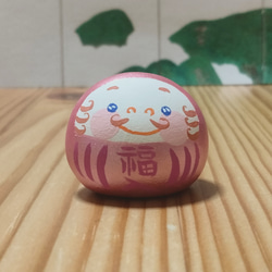 【青い目キラキラのだるま】【送料込み】　パールマゼンタ色　達磨　小さい　置き物　縁起物　お正月 1枚目の画像