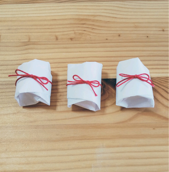 【青い目キラキラのだるま】【送料込み】　パールマゼンタ色　達磨　小さい　置き物　縁起物　お正月 2枚目の画像