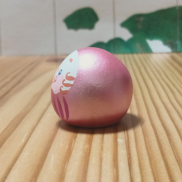 【青い目キラキラのだるま】【送料込み】　パールマゼンタ色　達磨　小さい　置き物　縁起物　お正月 3枚目の画像