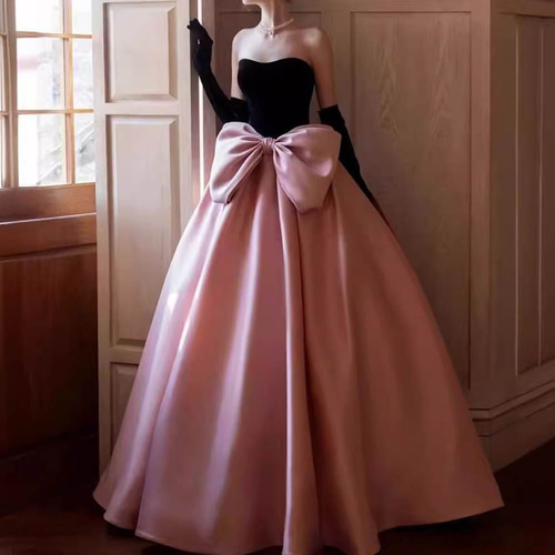黒リボンが映える艶やかなストラップレスピンクドレス カラードレス 黒 ピンク 演奏会 リボン ロング パーティードレス