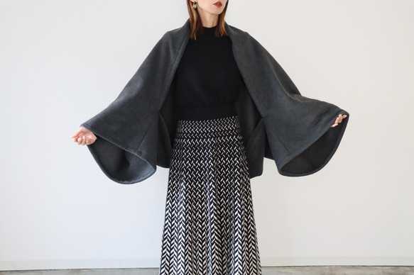 秋冬3way大人の高級メルトンフリースストール／ストールにもアウターにもブランケットにも使い方色々／チャコール 8枚目の画像