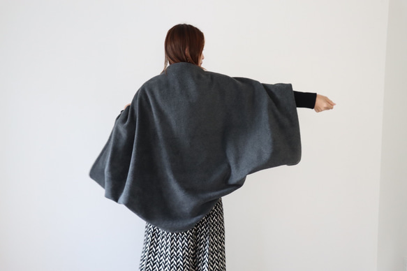 秋冬3way大人の高級メルトンフリースストール／ストールにもアウターにもブランケットにも使い方色々／チャコール 7枚目の画像