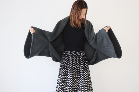 秋冬3way大人の高級メルトンフリースストール／ストールにもアウターにもブランケットにも使い方色々／チャコール 6枚目の画像