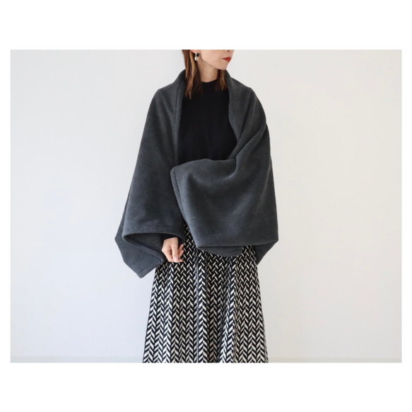 秋冬3way大人の高級メルトンフリースストール／ストールにもアウターにもブランケットにも使い方色々／チャコール 5枚目の画像