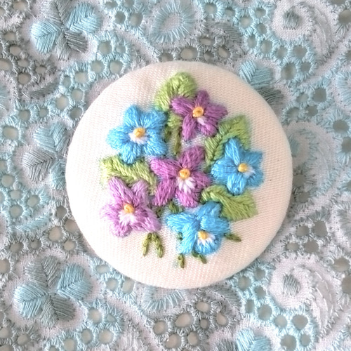 【感謝♡sale】リボン刺繍ブローチ　ハンドメイド　くるみボタン　2個 感謝♡sale】リボン刺繍ブローチ ハンドメイド くるみボタン 2個