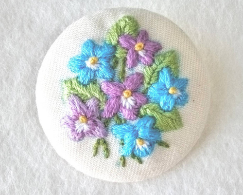 ブローチ 刺繍 刺しゅう くるみボタン バッジ 丸 すみれ 花 ブローチ 刺繍 刺しゅう くるみボタン バッジ 丸 すみれ 花