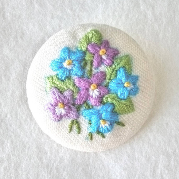 ブローチ 刺繍 刺しゅう くるみボタン バッジ 丸 すみれ 花
