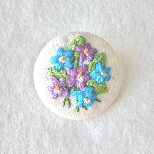 ブローチ 刺繍 刺しゅう くるみボタン バッジ 丸 すみれ 花