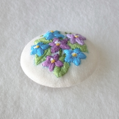 ブローチ 刺繍 刺しゅう くるみボタン バッジ 丸 すみれ 花 スミレ 紫